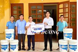 Trao tặng hóa chất khử khuẩn cho Trung tâm Kiểm soát bệnh tật tỉnh