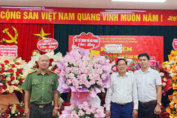 Lãnh đạo Sở Y tế chúc mừng các cơ quan báo chí.
