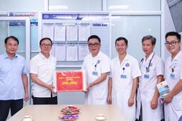 Phó Chủ tịch UBND thành phố thăm và động viên cán bộ y tế trực dịp nghỉ lễ Quốc khánh 2.9