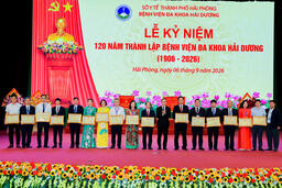 Bệnh viện Đa khoa Hải Dương nhận Cờ thi đua của Chính phủ