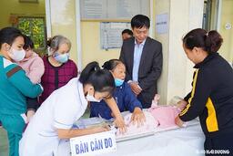 Cân nặng và đo chiều cao cho trẻ tại Trạm Y tế Cộng Hòa, Kim Thành